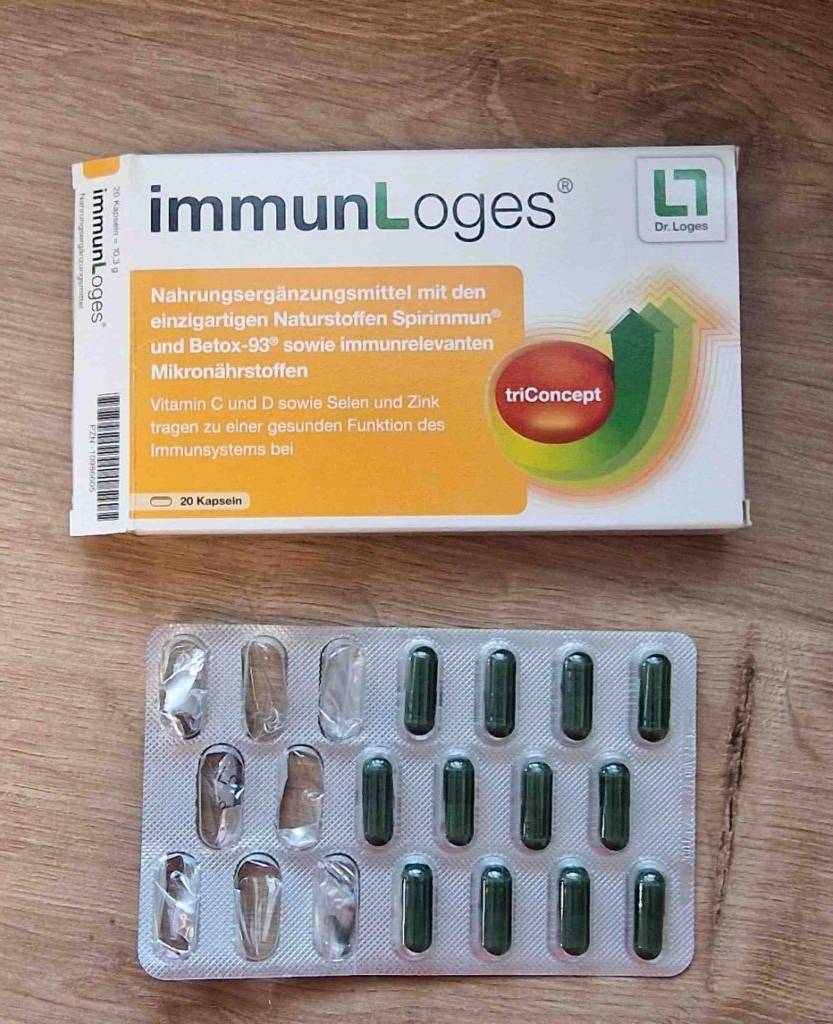Blisterverpackung mit bereits entnommen Kapseln liegt vor der Verpackung von einem getesteten Vitamin-D3-Präparat.