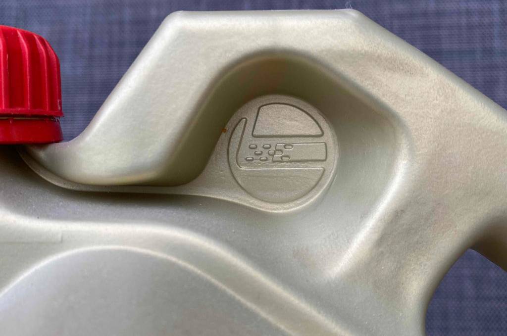 Motoröl getestet: Nahaufnahme Einkerbung neben Verschluss.