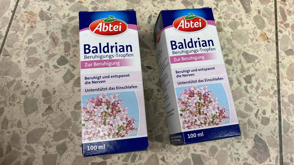 Im Test: Zwei Packungen Baldrian liegen nebeneinander auf einem Fließenboden