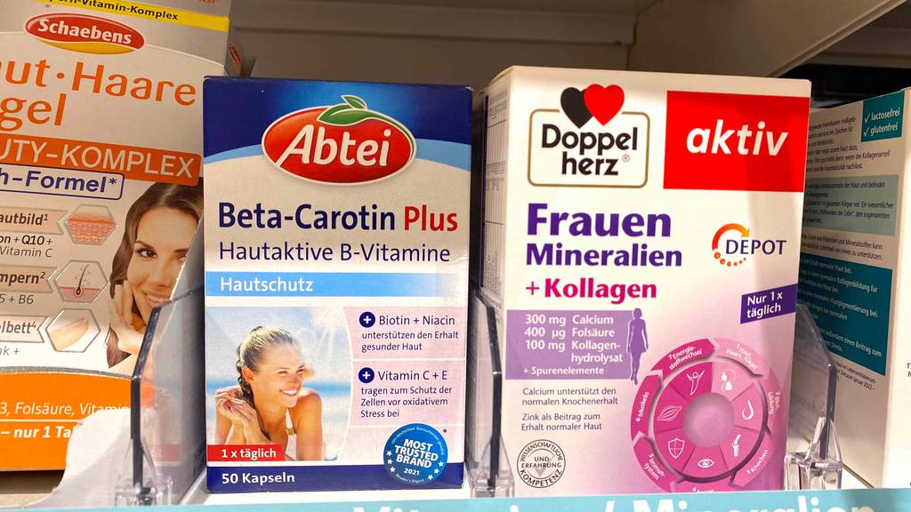 Beta-Carotin im Test: Beta-Carotin Packung steht in einem Regal neben anderen Produkten.