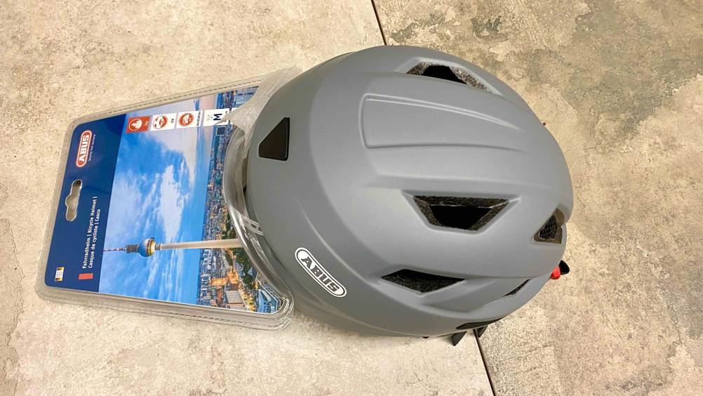 Abus-Fahrradhelm getestet: Oberseite eines grauen Abus-Fahrradhelms im Fokus.