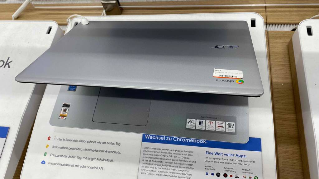 Im Test: Ein leicht geöffnetes Chromebook auf einer hellen Oberfläche.