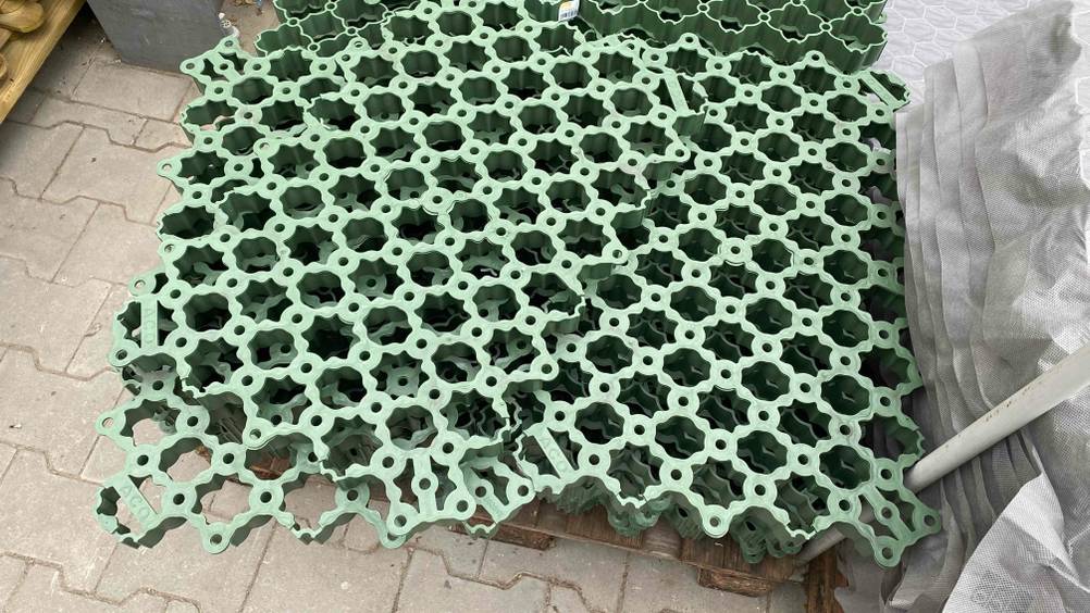 Rasengitter-Test: Mehrere grüne Rasengitter liegen aufeinander.