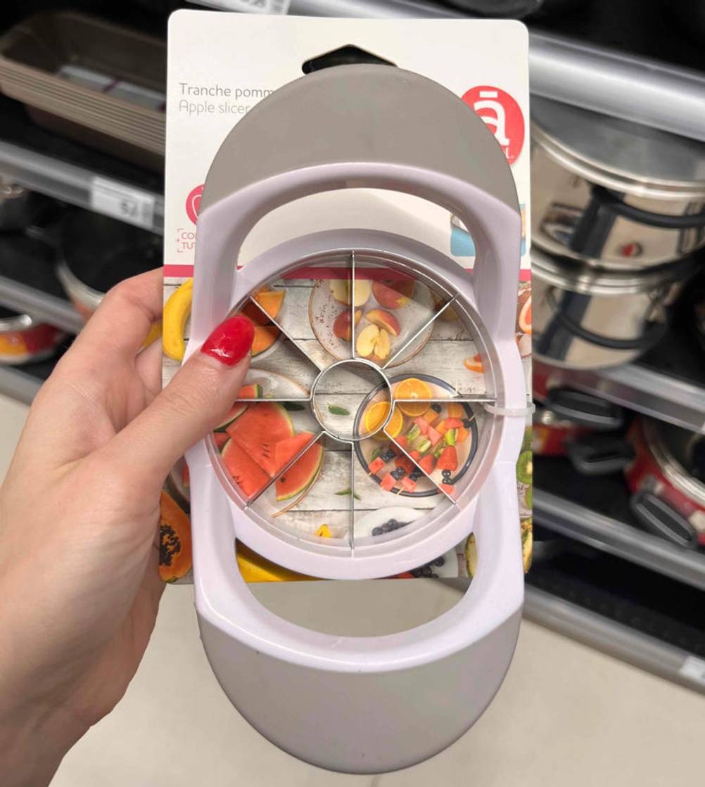 Apfelschneider im Test: Apfelschneider in Verpackung wird von vorn in der Hand gehalten.