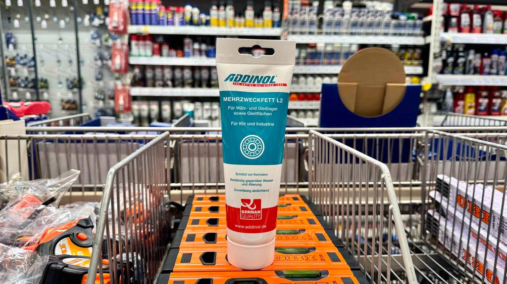 Test: Eine Tube Mehrzweckfett steht auf kleine Wasserwaagen.