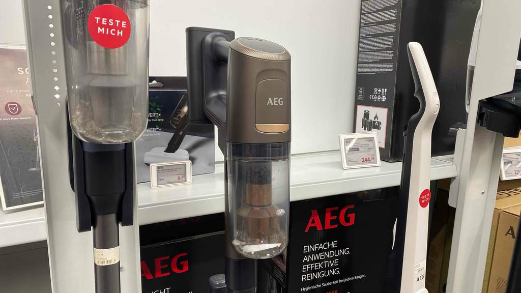 Staubbehälter eines getesteten AEG-Akku-Staubsaugers im Fokus.
