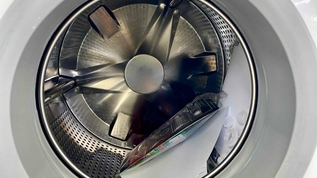 Mini-Waschmaschine-Test: Innenansicht der Trommel einer Mini-Waschmaschine.