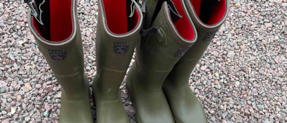 Zwei Paar Neopren-Gummistiefel in Grün und Rot im Test.