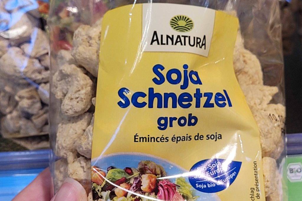 Soja-Protein im Test: Eine Packung Soja-Schnetzel von Alnatura wird in der Hand gehalten.
