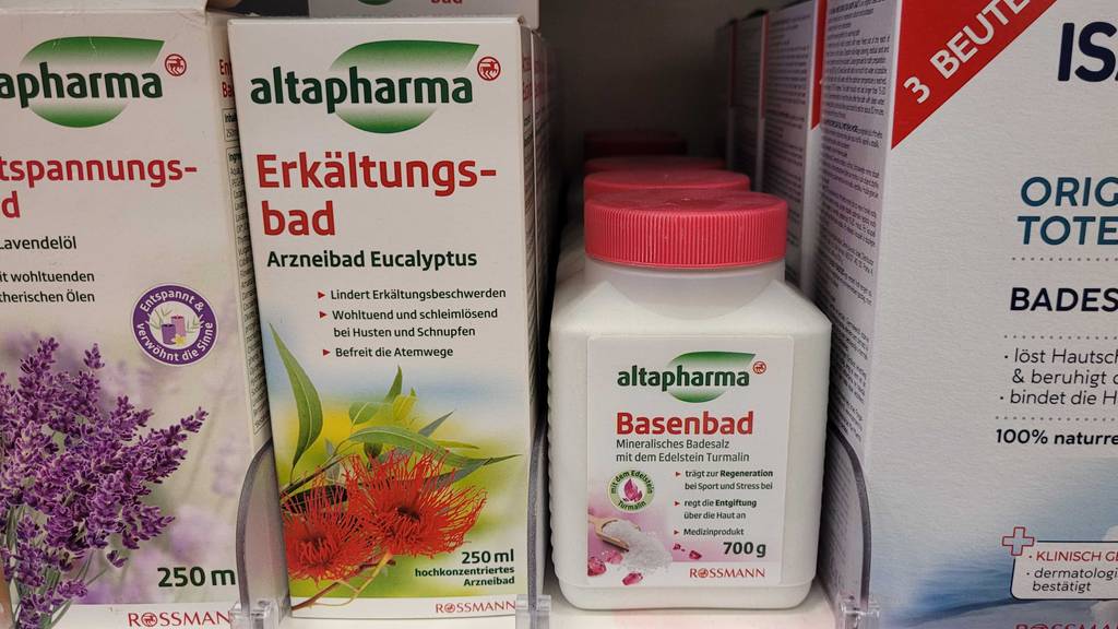 Test: das Basenbad steht neben anderen Produkten in einem Regal.