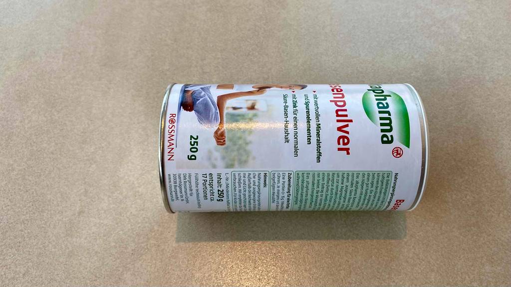Basenpulver im Test: Dose von Basenpulver liegt horizontal auf einem Boden mit 250 g Inhalt.