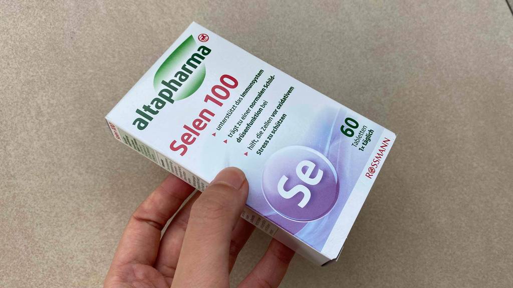 Selen im Test: Verpackung von Selen 100 der Marke Altapharma wird in der Hand gehalten.