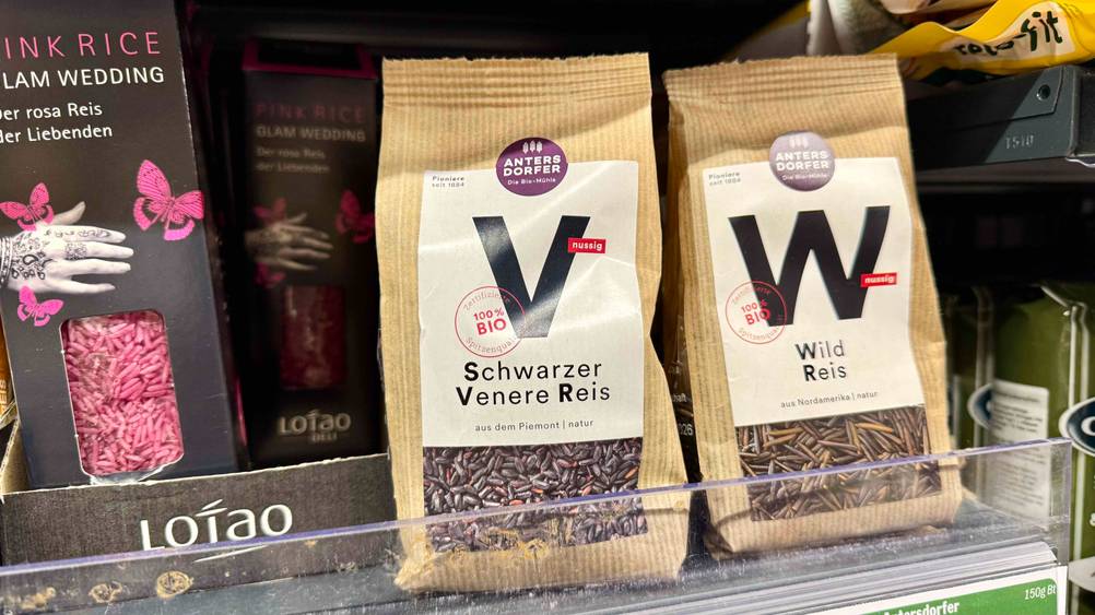 Getesteter schwarzer Reis befindet sich in einem Regal neben anderen Reissorten.