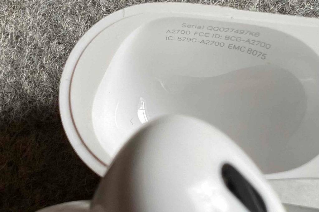 Im Test: Nahaufnahme Seriennummer im Deckel von In-Ear-Kopfhörern.