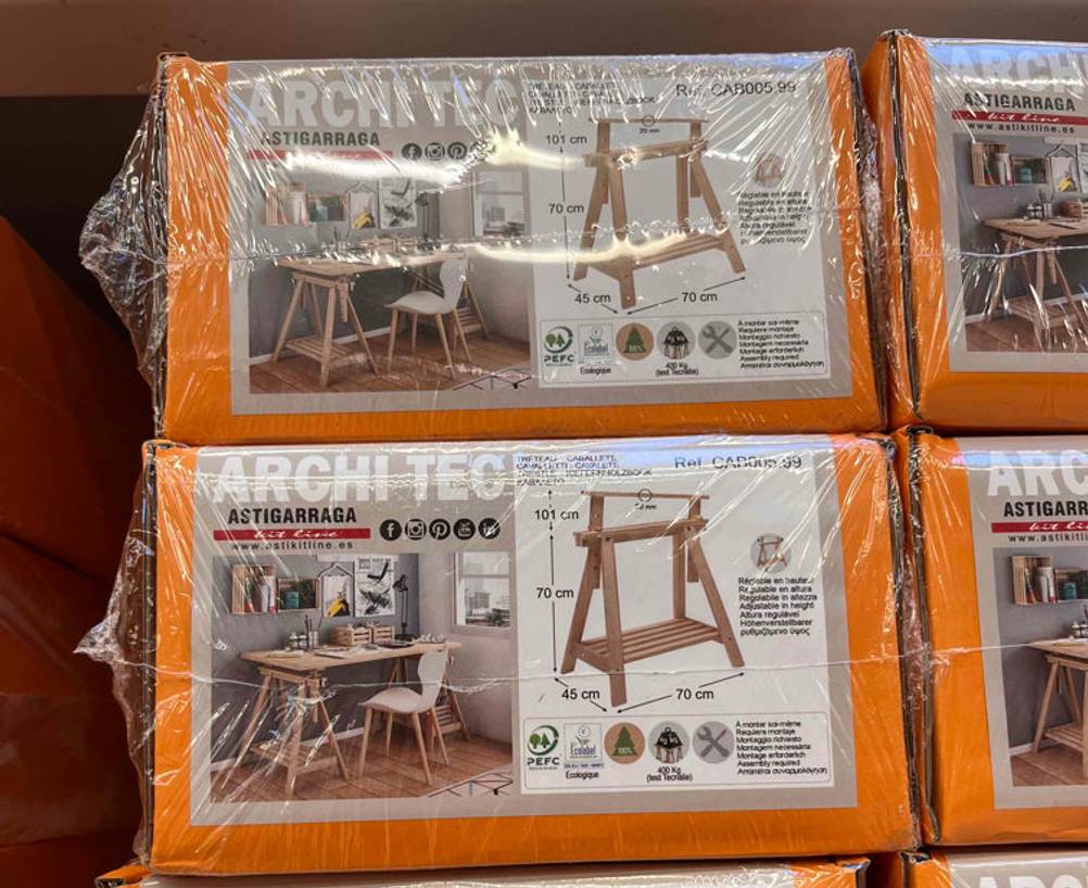 Klappblock im Test: Mehrere Verpackung in einem Regal abfotografiert.
