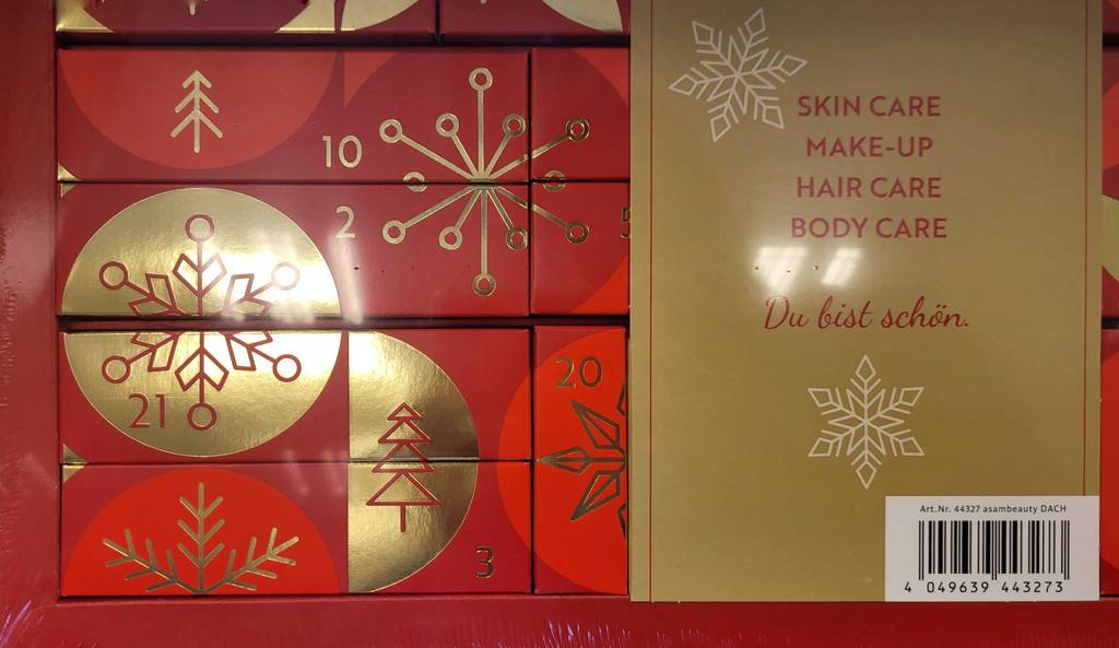 Adventskalender-beauty-Test: rote Kästchen von Adventskalender im Fokus.
