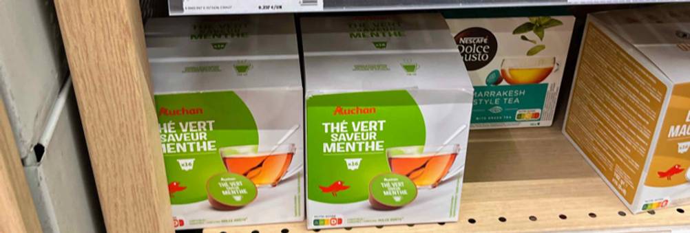 Grüner-Tee-Kapseln im Test: Mehrere Packungen nebeneinander im Regal