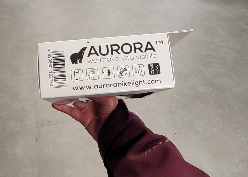 Fahrradbeleuchtung-USB getestet: Seitenteil der Verpackung, mit Hinweisen zum Produkt daruaf ersichtlich.