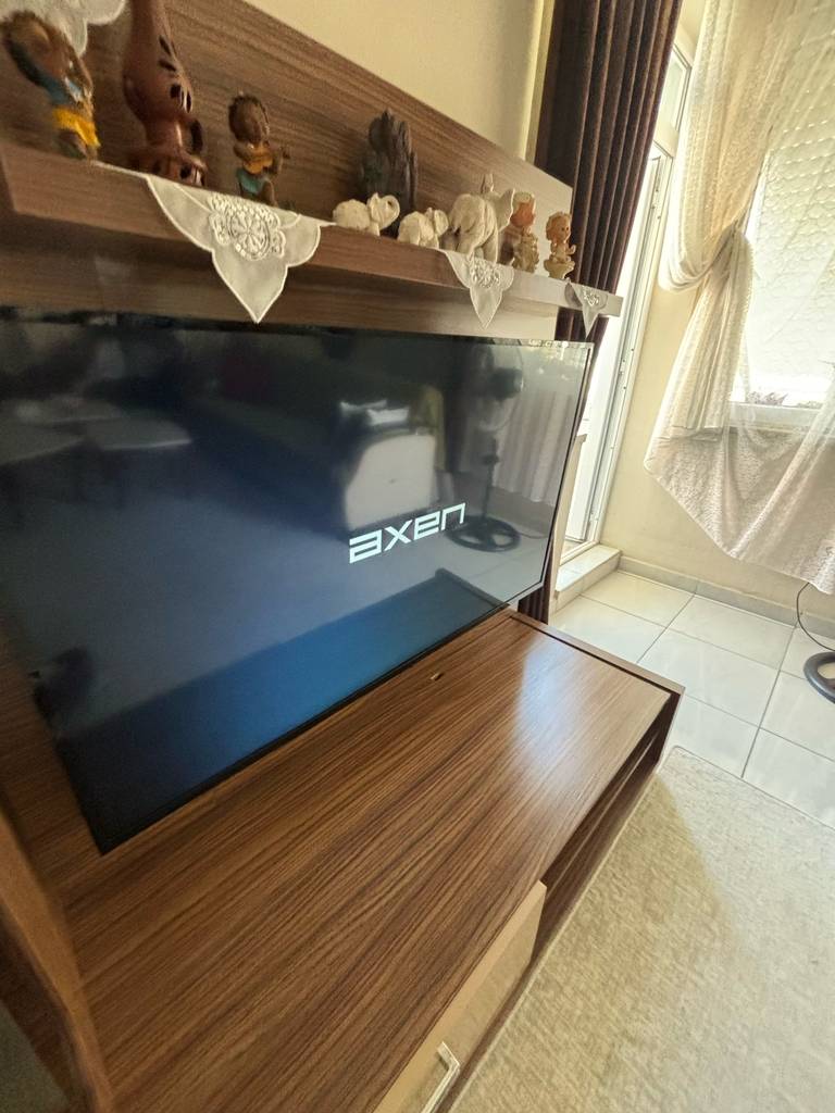 Ein getesteter Smart-TV hängt in einer Wohnung.
