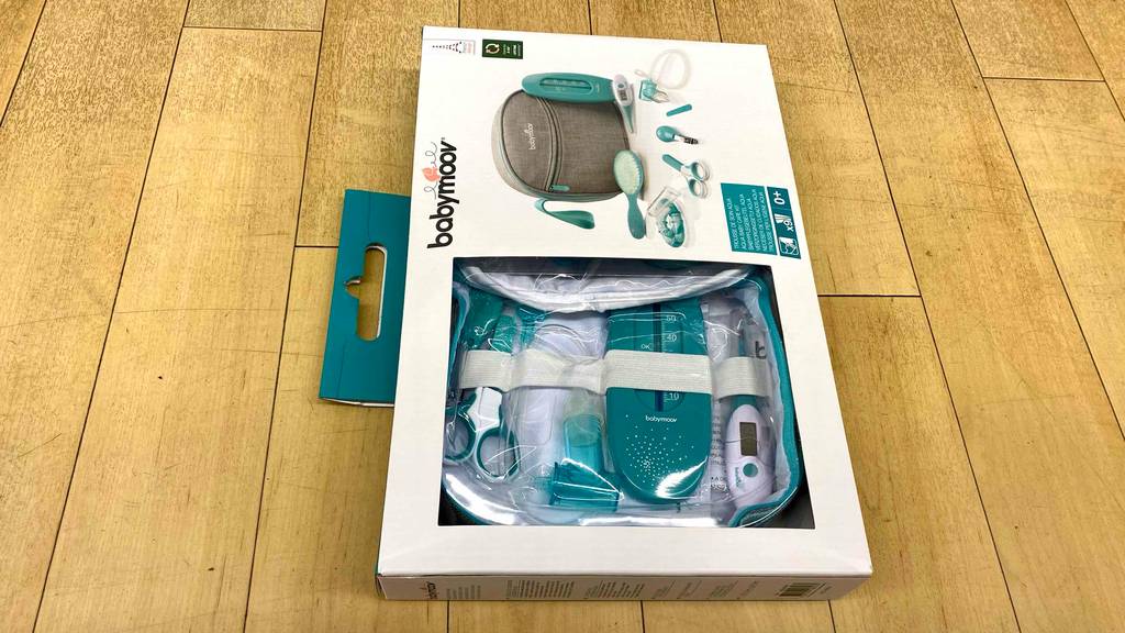 Im Test: Ein verpacktes Baby-Pflegeset liegt vertikal auf einem Holzboden.
