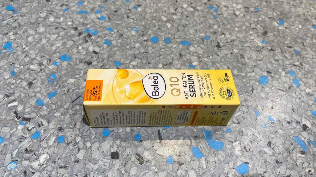 Anti-Falten-Serum im Test: Eine Packung liegt auf einem Fließenboden