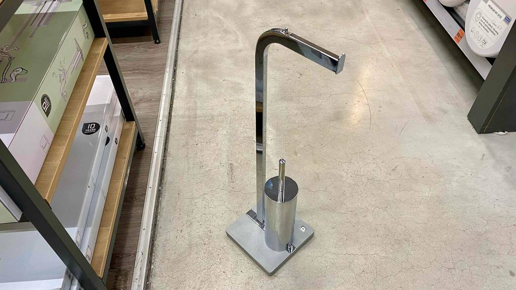Im Test: Auf einem Betonboden steht eine WC-Garnitur.