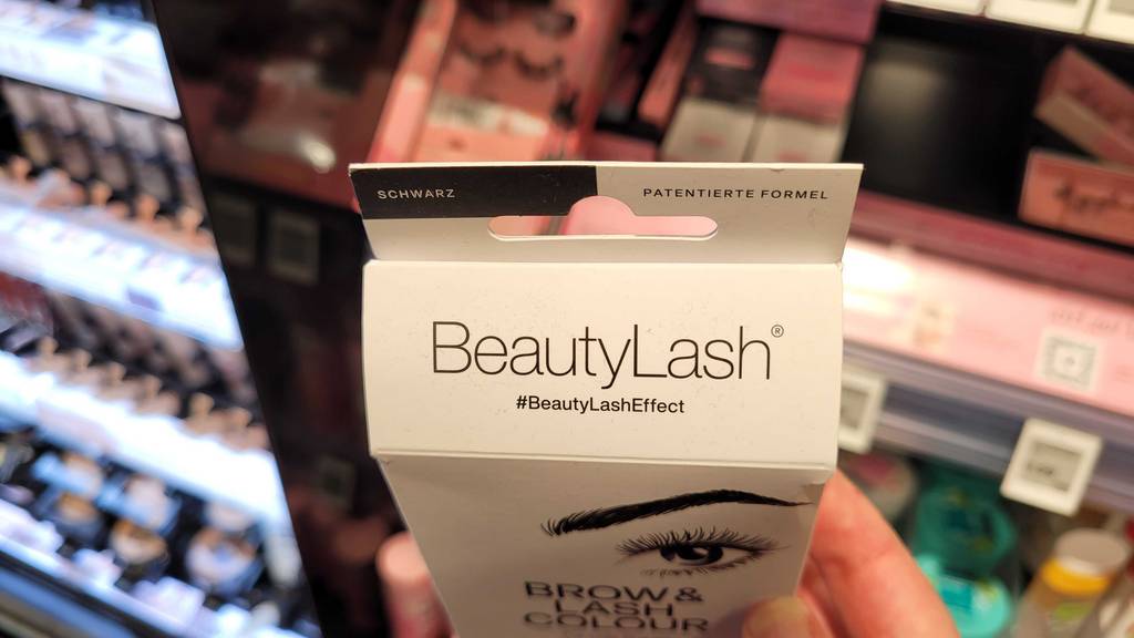 Lasche der Verpackung der getesteten Wimpernfarbe im Fokus.