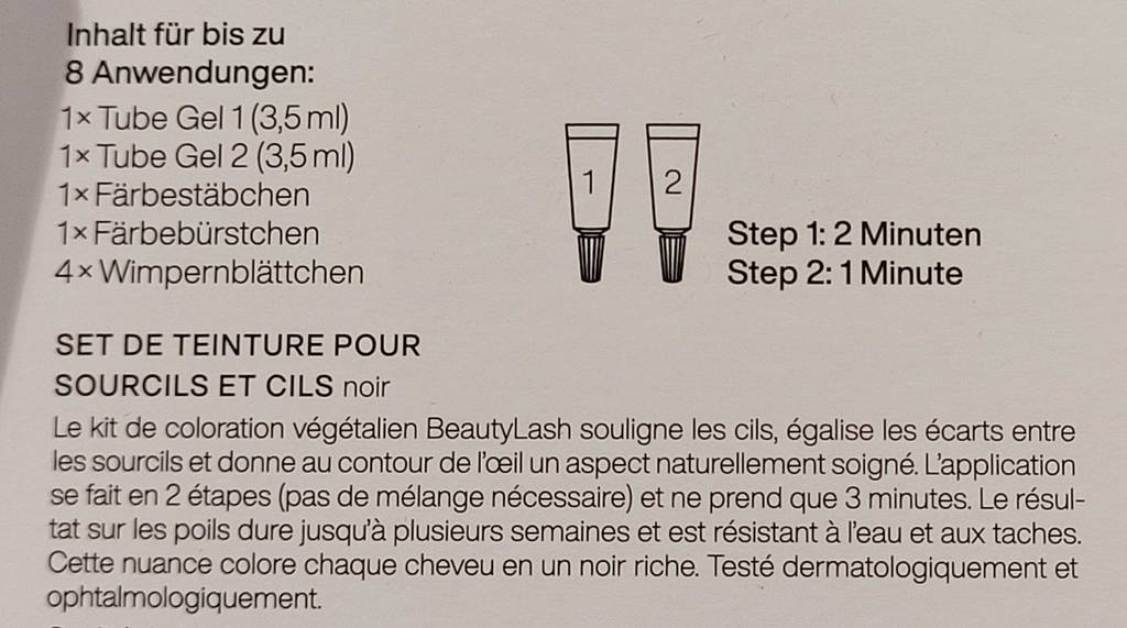 Rückseite der Verpackung von getesteter Wimpernfarbe mit der Auflistung des enthaltenen Zubehörs.