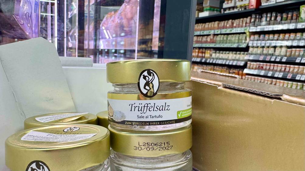 Trüffelsalz-Test: Mehrere Glasbehälter worin sich das Trüffelsalz befindet, sind aufeinander gestapelt.