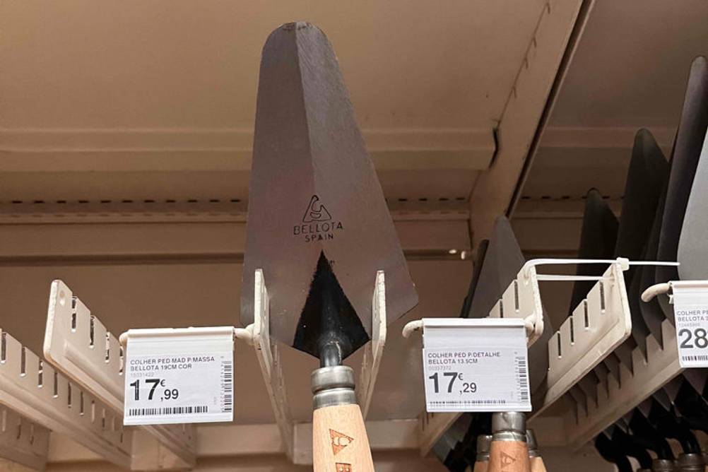 Im Regal hängt neben anderen Produkten eine getestete Glättkelle.