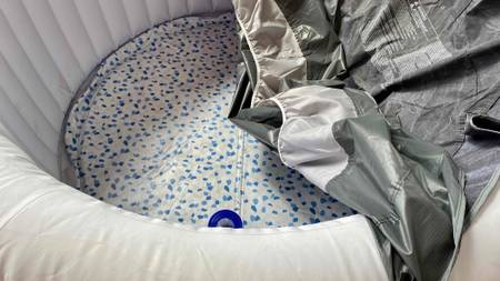 Getesteter Whirlpool mit offener Abdeckung