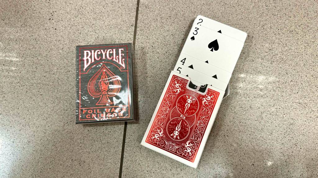 Getestet: eine geschlossene und eine offene Packung Pokerkarten, mit herausschauenden Karten.