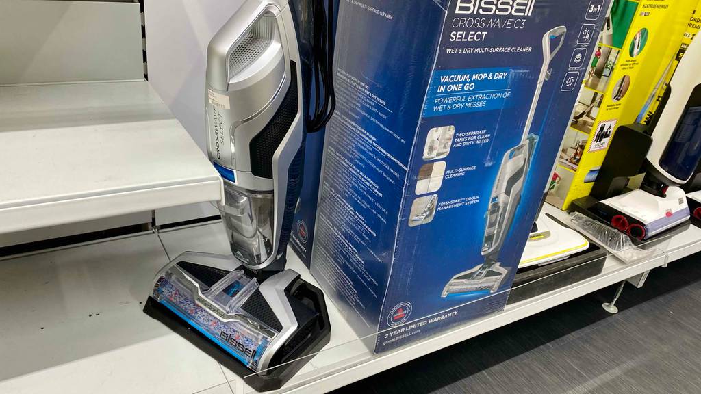 Bissell-Staubsauger getestet: ein Bissell-Staubsauger steht vor der entsprechenden Verpackung.