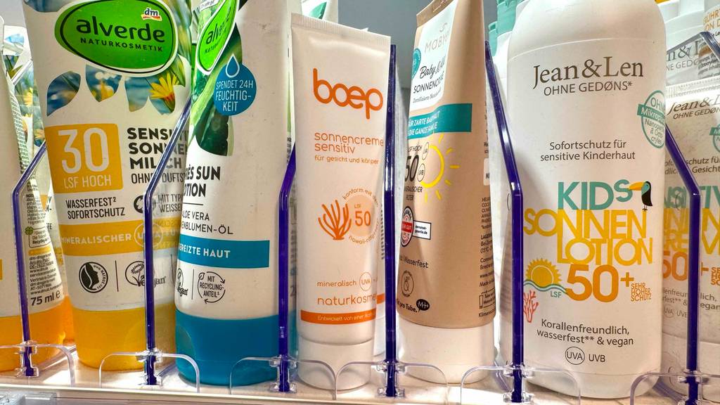 Die getestete mineralische-Sonnencreme steht in einem Regal neben anderen Sonnenschutzmitteln.