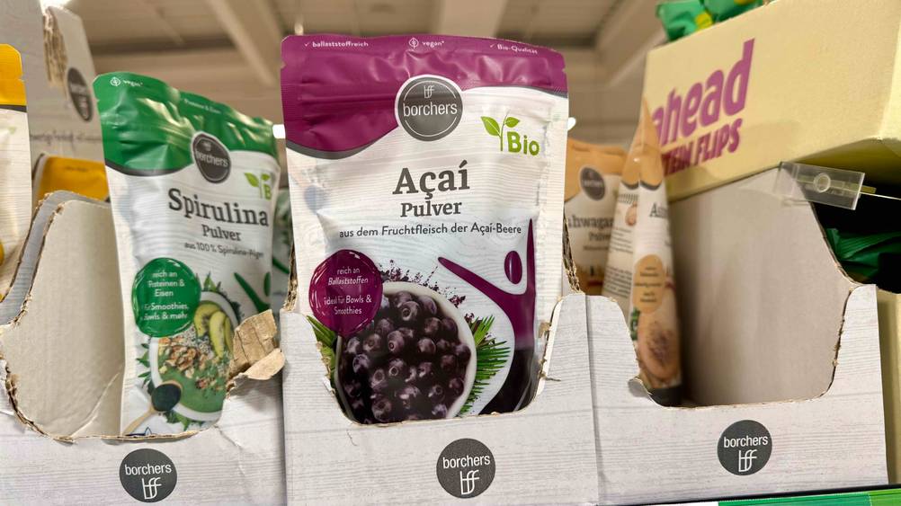 Die getestete Packung Acai-Pulver in Bio-Qualität befindet sich in einem Geschäft in einem Karton.