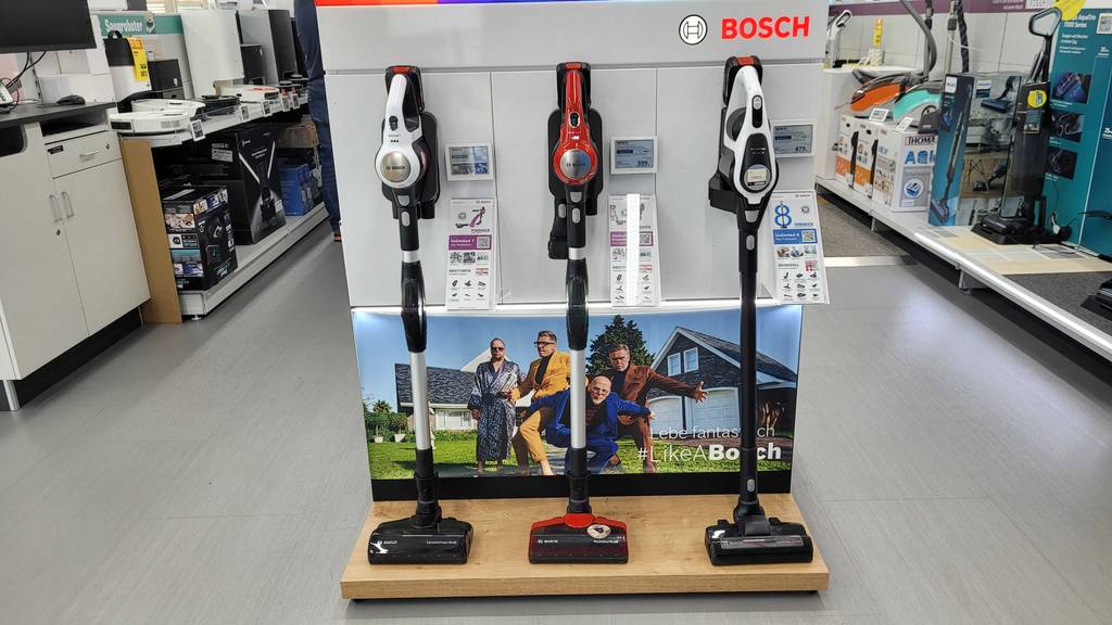 Bosch-Akkusauger getestet: mehrere Bosch-Akkusauger stehen in einem Geschäft.