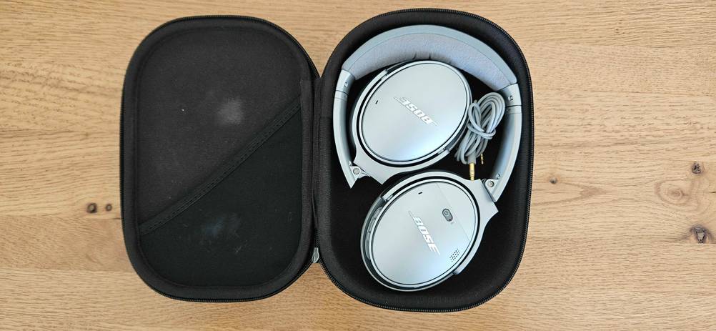 Ein Over-Ear-Kopfhörer liegt in seiner geöffneten Schutzhülle im Test.
