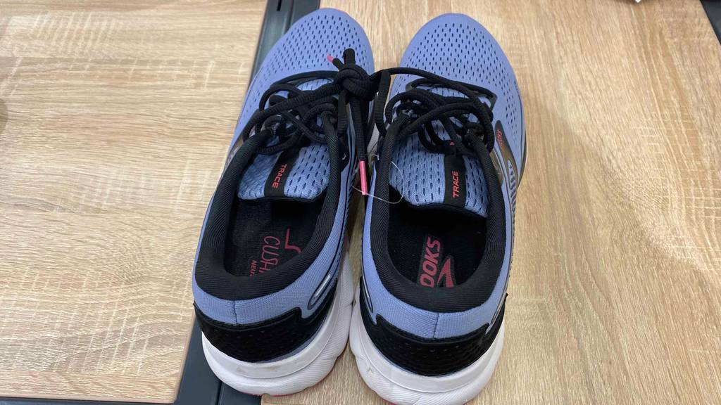 Brooks-Laufschuhe im Test: blau-schwarze Brooks-Laufschuhe stehen nebeneinander in einem Regal.