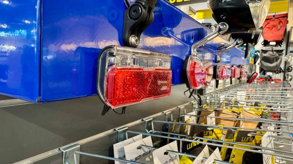 Das ausgestellte Fahrrad-Rücklicht mit Bremslicht, das getestet wurde von der Seite ersichtlich.