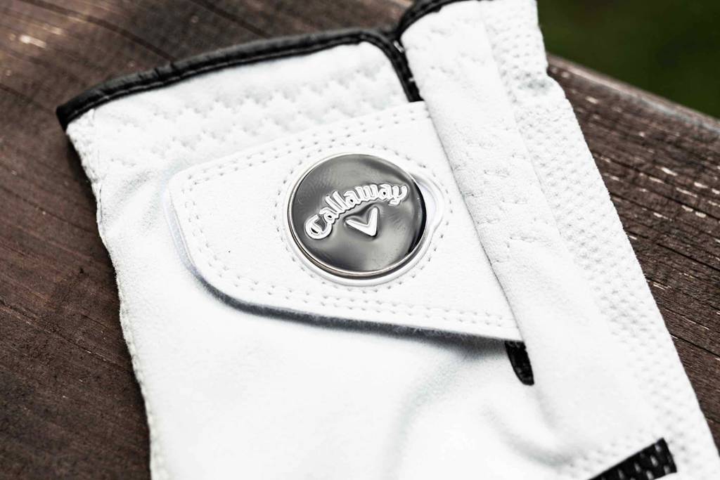 Golfhandschuh getestet: Nahaufnahme Verschluss mit Knopf