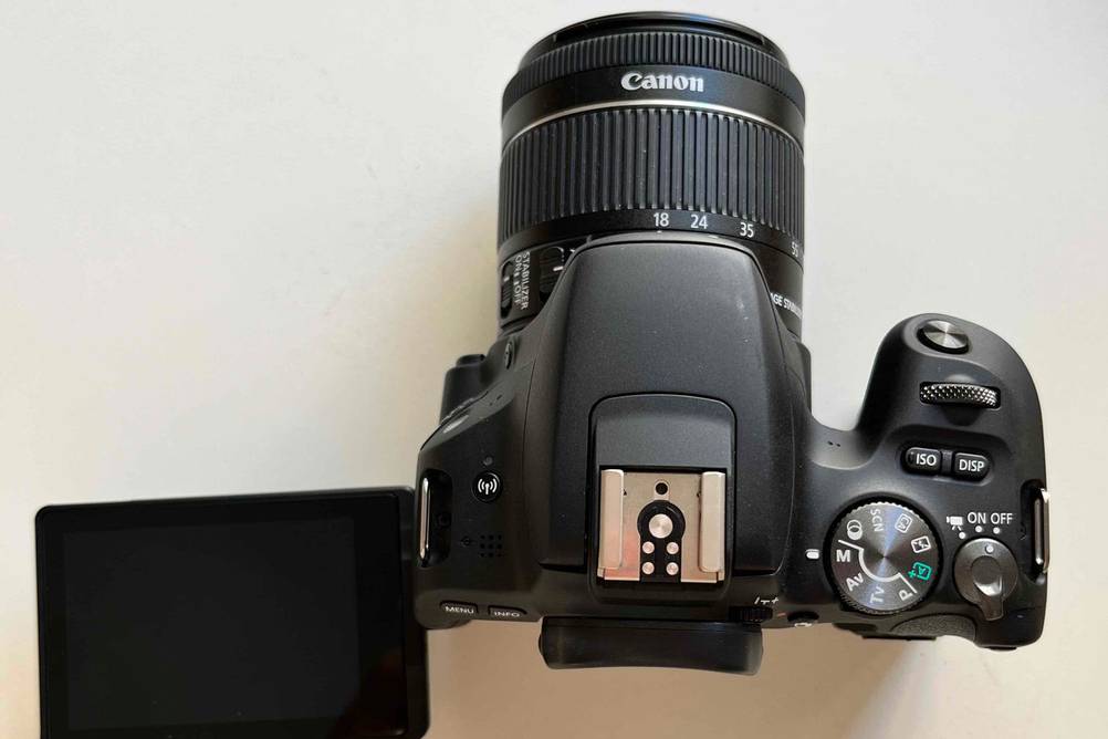 Canon-Systemkamera im Test: Die Kamera von oben mit ausgeklapptem Display von oben