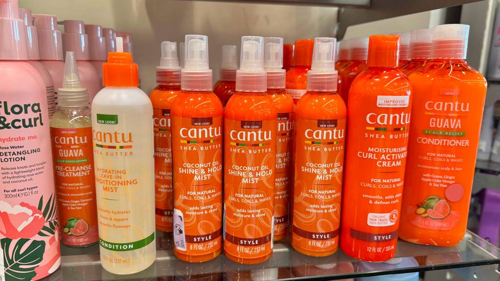 Der getestete Lockenspray steht in einem Regal neben anderen Produkten von Cantu.
