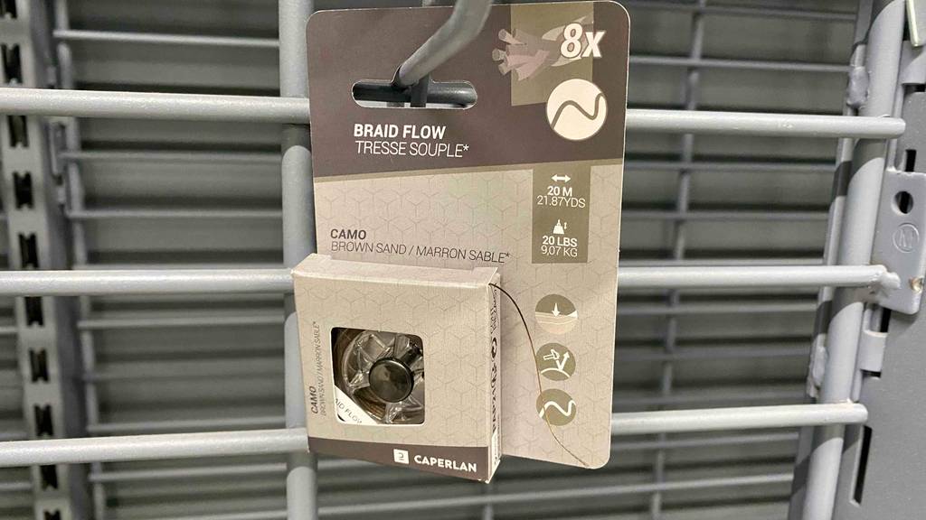 Geflochtene-Angelschnur getestet: die Verpackung einer Angelschnur hängend in einem Regal.