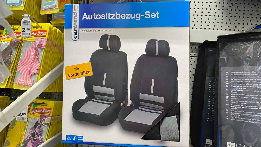 Im Test: Eine Packung Autositzbezüge steht neben anderen Produkten im Regal.