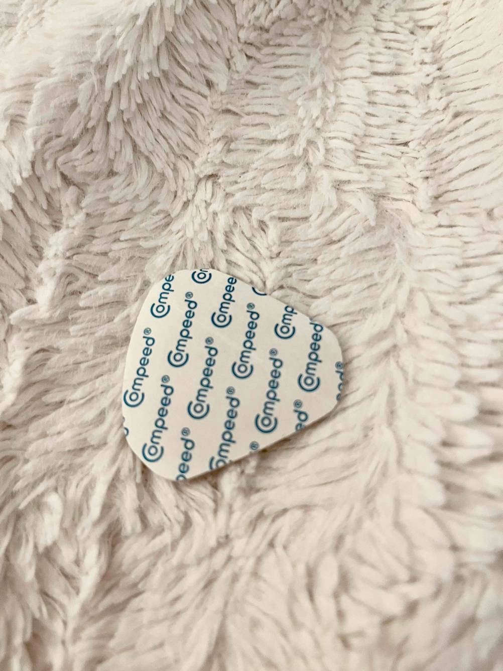 Blasenpflaster getestet: Ein Blasenpflaster liegt auf einem hellen Stoff