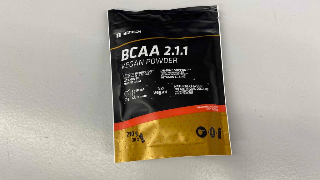 BCAA im Test: Eine Packung BCAA liegt auf einer grauen Oberfläche