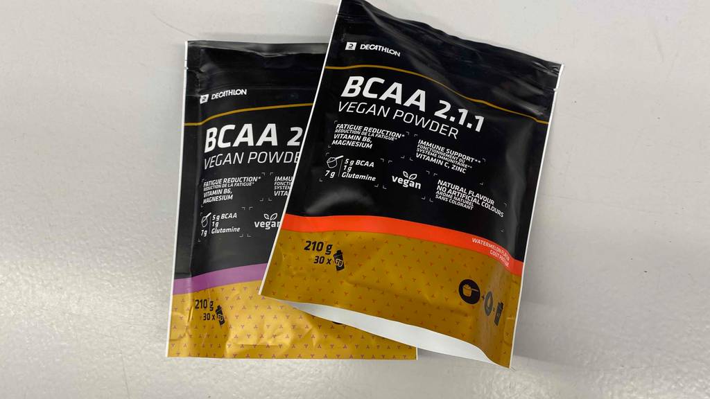 BCAA im Test: Zwei Packungen BCAA liegen übereinander auf einer grauen Oberfläche