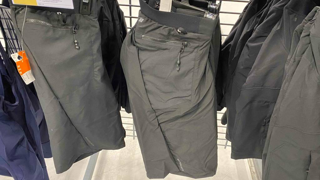 Bike-Shorts-Herren im Test: schwarze Bike-Shorts in einem Regal hängend.