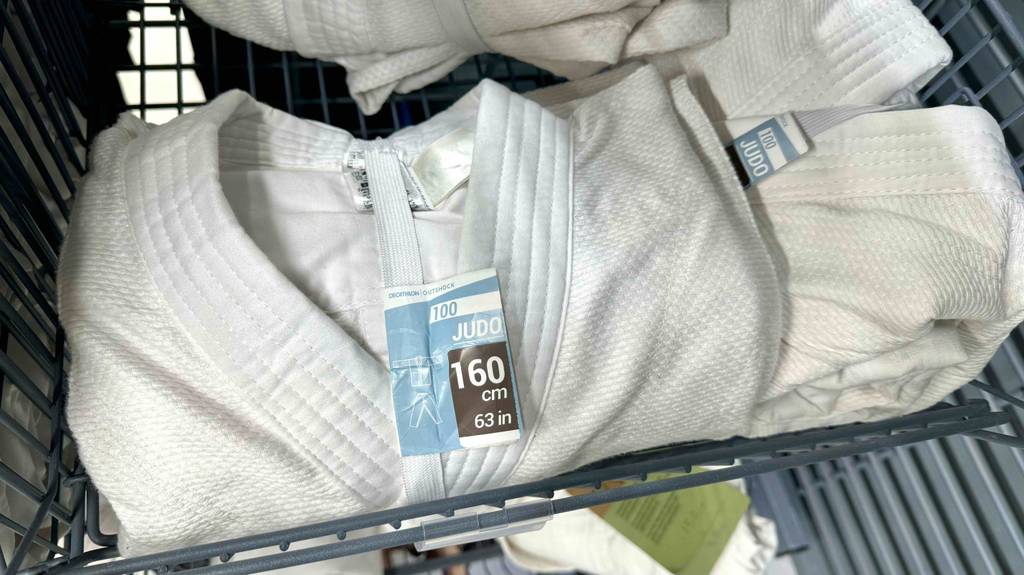 Der getestete Judoanzug im zusammengefalteten Zustand mit Schild ersichtlich worauf die Größe zu sehen ist.
