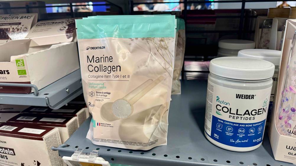 Mehrere Packungen des getesteten Marine-Collagens steht in einem Regal neben anderen Artikeln
